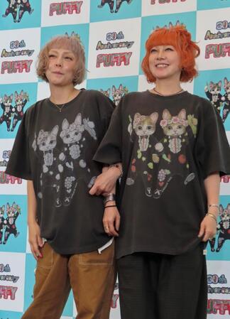 ３０周年ライブ前に取材に応じたＰＵＦＦＹの吉村由美（左）と大貫亜美