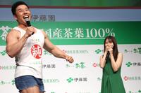 新ギャグを披露するなかやまきんに君（左）で笑う有村架純（撮影・佐々木彰尚）