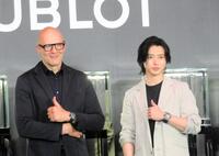 時計をアピールするウブロのプレジデント・マキシム・アラール氏（左）と山﨑賢人