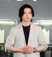 ウブロの腕時計を身につけて登場した山﨑賢人