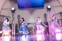 雨の中で野外フリーライブを行ったＣＹＮＨＮ（スウィーニー）