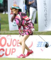 ティーショットの行方を見守る叶美香（撮影・西岡正）