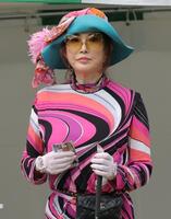 カラフルな衣装でラウンドする叶美香＝ＰＧＭ総成ＧＣ（撮影・西岡正）