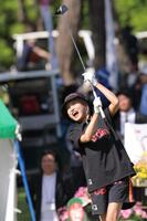 ティーショットが思うようにいかず、声を上げる小島瑠璃子＝ＰＧＭ総成ＧＣ（撮影・西岡正）