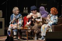 ＰＵＦＦＹの３０周年記念ライブにゲスト出演した奥田民生（中央）（撮影・三浦憲治）