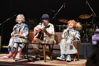 ＰＵＦＦＹの３０周年記念ライブにゲスト出演した奥田民生（中央）（撮影・三浦憲治）