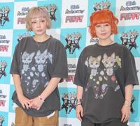３０周年ライブ前に取材に応じたＰＵＦＦＹの吉村由美（左）と大貫亜美