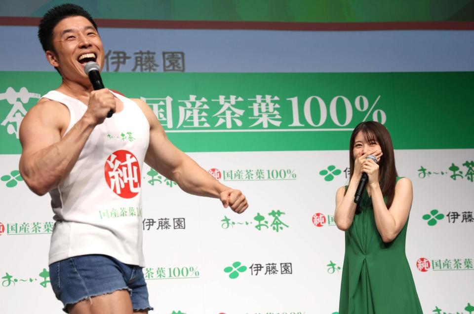 新ギャグを披露するなかやまきんに君（左）で笑う有村架純（撮影・佐々木彰尚）