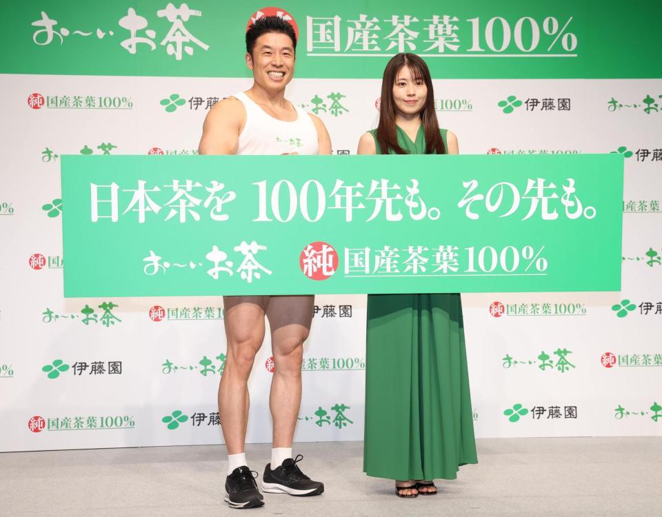 ポーズを決める有村架純（右）となかやまきんに君＝東京・室町三井ホール（撮影・佐々木彰尚）