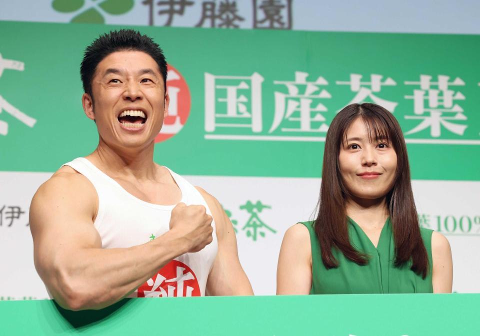 　イベントに登場した有村架純（右）となかやまきんに君（撮影・佐々木彰尚）