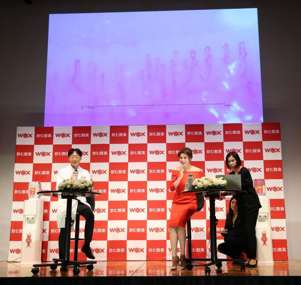 毛細血管を公開した藤原紀香（中央）＝撮影・佐々木彰尚