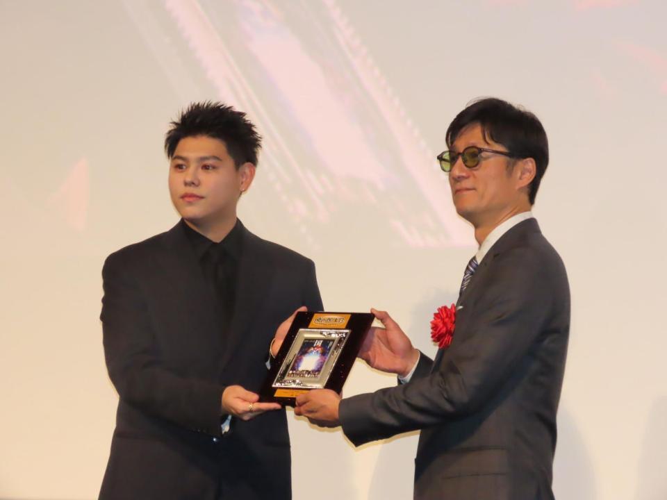 映画館大賞のプレゼンターを務めるＬＥＯ（左）と受賞した李相日監督