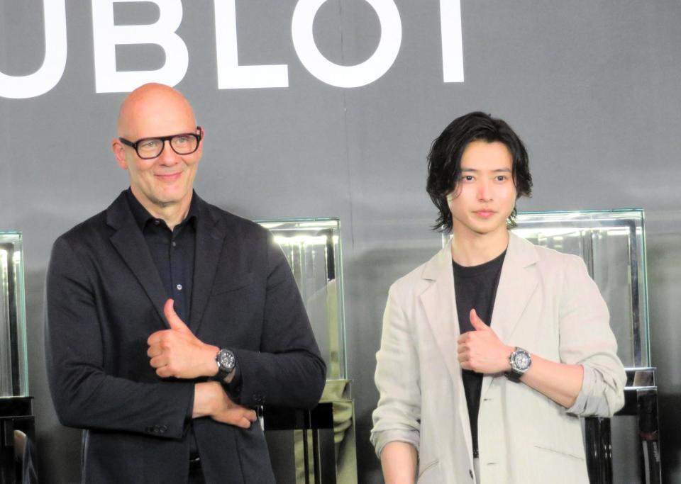 時計をアピールするウブロのプレジデント・マキシム・アラール氏（左）と山﨑賢人