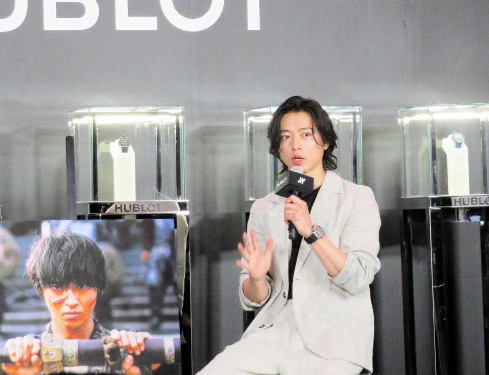 映画「キングダム」のパネルとともに転機について語る山﨑賢人