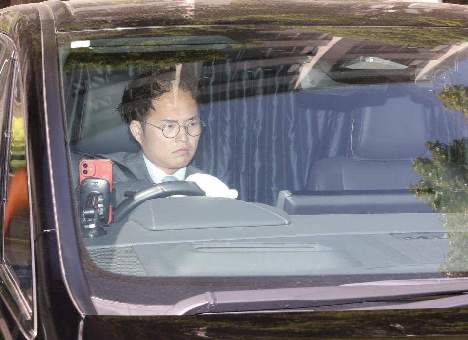 裁判所に入る斉藤慎二被告を乗せたとみられる車両
