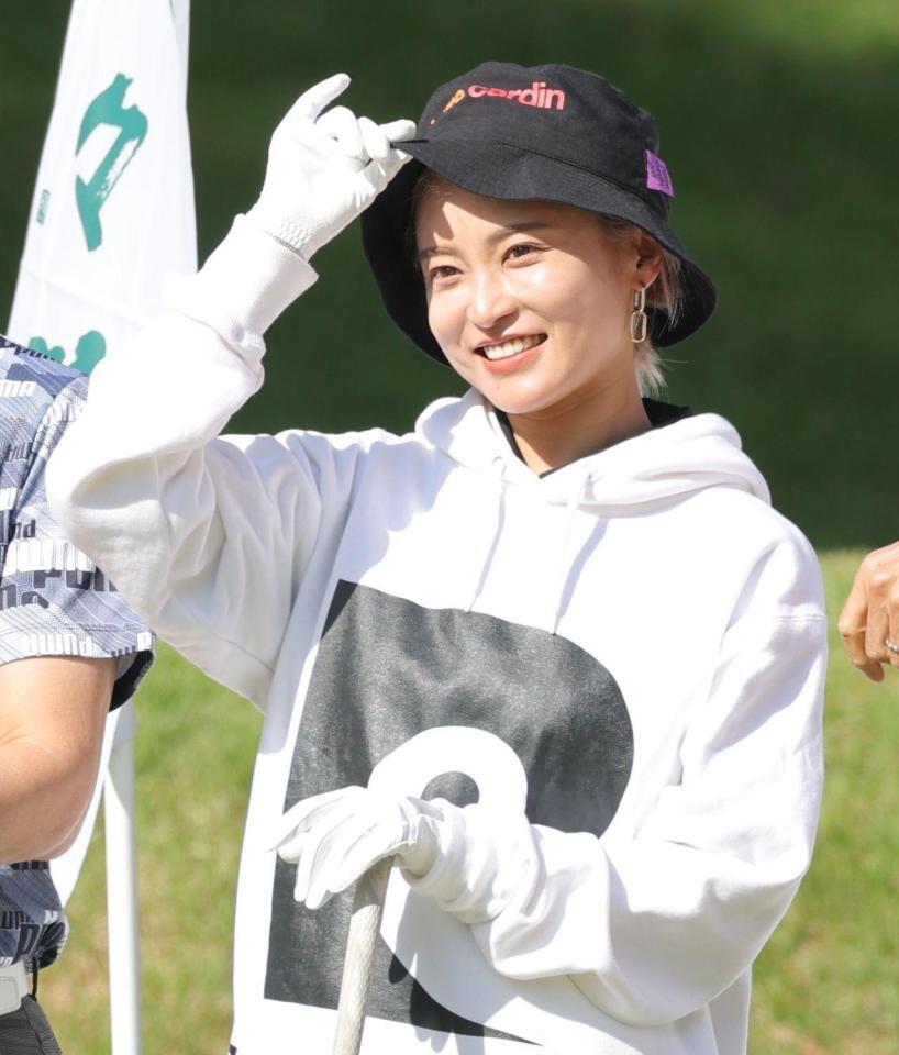 １番ティーで笑顔を見せる小島瑠璃子＝ＰＧＭ総成ＧＣ（撮影・西岡正）