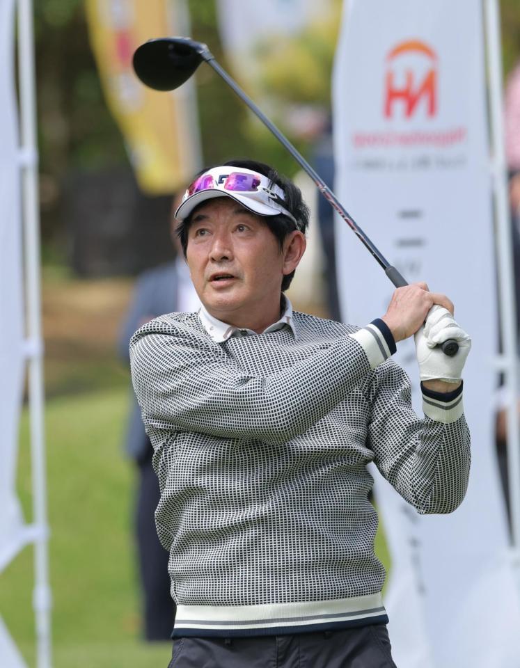 ティーショットを放つ石田純一＝ＰＧＭ総成ＧＣ（撮影・西岡正）