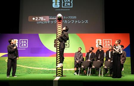 サッカー選手のジャンプ力を体感する成田凌＝１１日