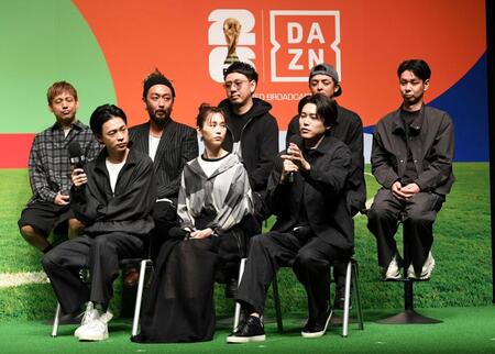 トークショーを行った（前列左から）成田凌、桐谷美玲、内田篤人、後列はの５人＝東京・渋谷ストリームホール（撮影・佐藤厚）ＯＲＡＮＧＥ　ＲＡＮＧＥ