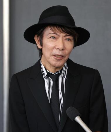 思い出を話す土屋昌巳（撮影・佐々木彰尚）