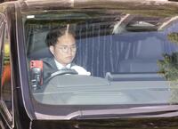 　裁判所に入る斉藤慎二被告を乗せた車両（撮影・石井剣太郎）