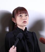 思い出を話す妻・石黒彩（撮影・佐々木彰尚）