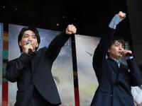 会見で「キングダム！」と掛け声をかける三浦宏規（左）と高野洸