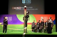 サッカー選手のジャンプ力を体感する成田凌＝１１日