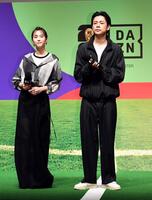 アンバサダーを務める成田凌（右）と桐谷美玲＝東京・渋谷ストリームホール（撮影・佐藤厚）