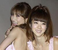 仲良くポーズを決める熊田曜子（左）とほしのあき＝０９年撮影