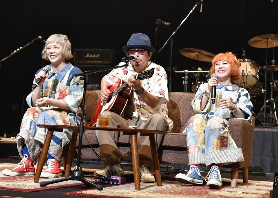 ＰＵＦＦＹの３０周年記念ライブにゲスト出演した奥田民生（中央）＝撮影・三浦憲治