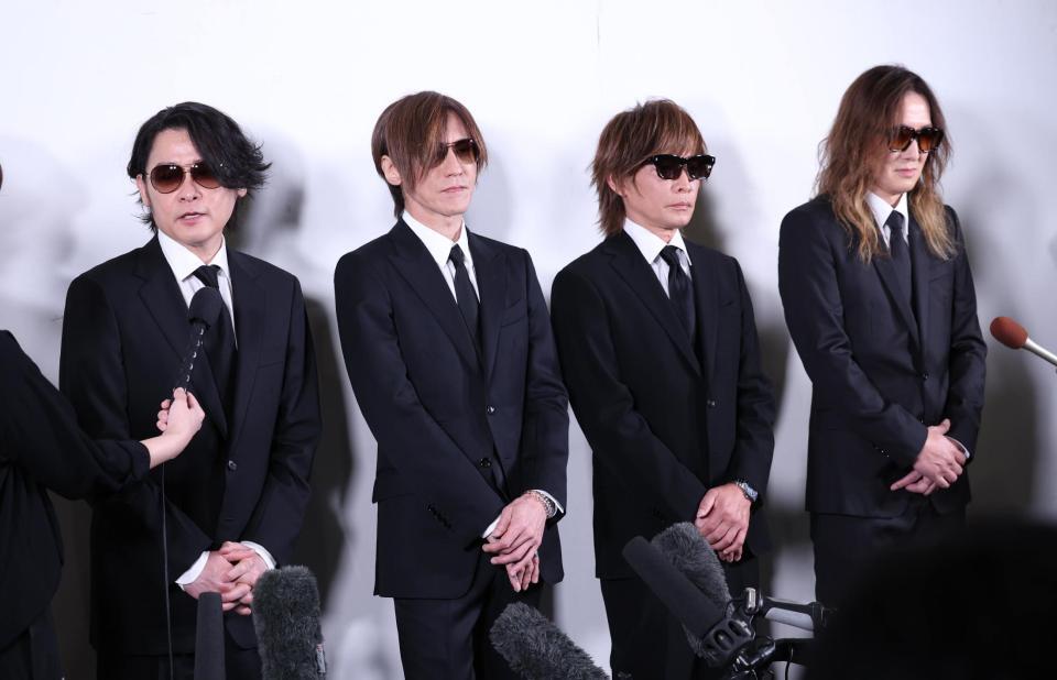 思い出を話す（左から）河村隆一、ＳＵＧＩＺＯ、ＩＮＯＲＡＮ、Ｊ（撮影・佐々木彰尚）