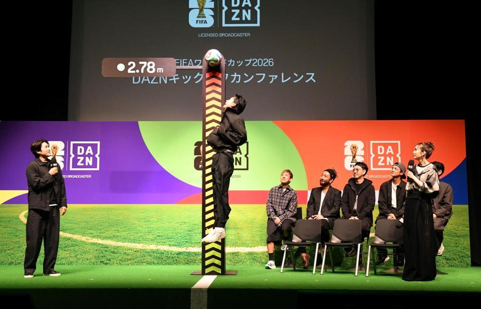 サッカー選手のジャンプ力を体感する成田凌＝１１日