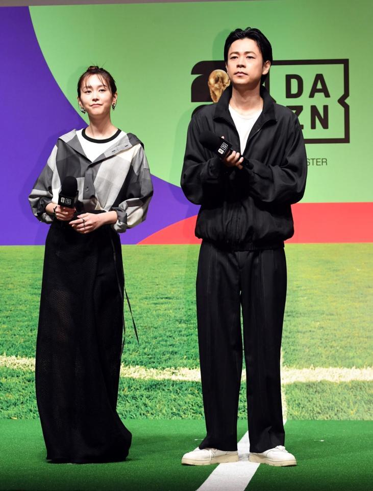 アンバサダーを務める成田凌（右）と桐谷美玲＝東京・渋谷ストリームホール（撮影・佐藤厚）