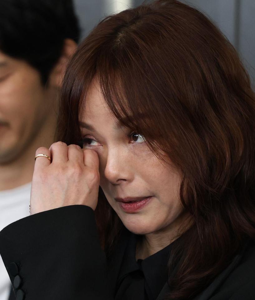 取材後、なみだぐむ相川七瀬（撮影・佐々木彰尚）