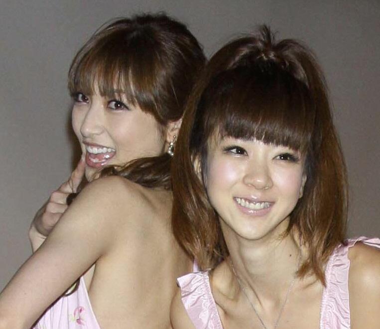 仲良くポーズを決める熊田曜子（左）とほしのあき＝０９年撮影