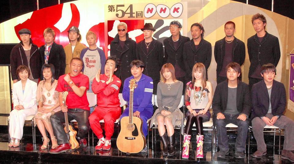 ＮＨＫ紅白歌合戦初出場が決まって会見に臨む１７５ＲのＳＨＯＧＯ（後列左から４人目）＝２００３年