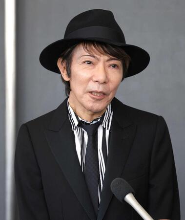 思い出を話す土屋昌巳（撮影・佐々木彰尚）