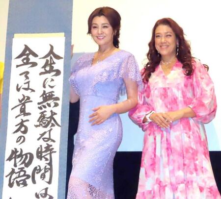 　直筆の掛け軸を披露した藤原紀香（左）とＬｉＬｉＣｏ