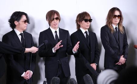 思い出を話す（左から）河村隆一、ＳＵＧＩＺＯ、ＩＮＯＲＡＮ、Ｊ（撮影・佐々木彰尚）