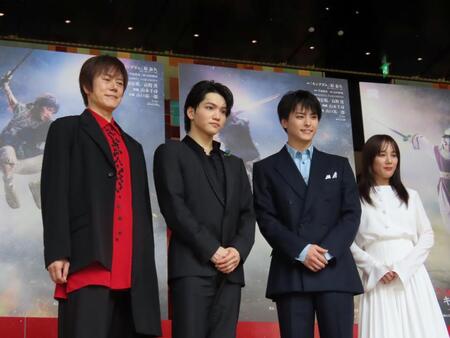 会見に出席した（左から）山口祐一郎、三浦宏規、高野洸、山本千尋
