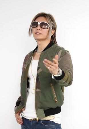 ポーズを決めるＧＡＣＫＴ（撮影・佐々木彰尚）