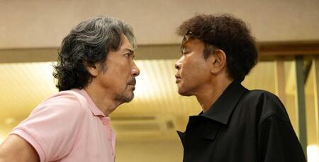 役所広司（左）と濵田雅功（「俺のこと、なんか言ってた？」から）