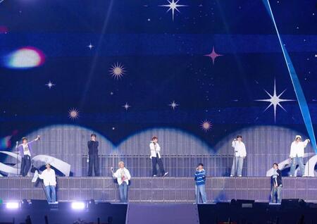 （後列左から）ＤＩＮＯ、ＭＩＮＧＹＵ、ＳＥＵＮＧＫＷＡＮ、Ｓ．ＣＯＵＰＳ、ＪＵＮ、（前列左から）ＪＯＳＨＵＡ、ＴＨＥ　８、ＤＫ、ＶＥＲＮＯＮ　（Ｐ）＆（Ｃ）　ＰＬＥＤＩＳ　Ｅｎｔｅｒｔａｉｎｍｅｎｔ 