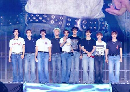 （左から）ＪＯＳＨＵＡ、ＶＥＲＮＯＮ、ＤＫ、ＴＨＥ　８、ＪＵＮ、ＭＩＮＧＹＵ、　Ｓ．ＣＯＵＰＳ、　ＳＥＵＮＧＫＷＡＮ、ＤＩＮＯ　（Ｐ）＆（Ｃ）　ＰＬＥＤＩＳ　Ｅｎｔｅｒｔａｉｎｍｅｎｔ 
