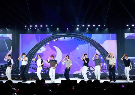 （左から）Ｓ．ＣＯＵＰＳ、ＭＩＮＧＹＵ、ＪＵＮ、ＤＩＮＯ、ＪＯＳＨＵＡ、ＤＫ、ＶＥＲＮＯＮ、ＴＨＥ　８、ＳＥＵＮＧＫＷＡＮ　（Ｐ）＆（Ｃ）　ＰＬＥＤＩＳ　Ｅｎｔｅｒｔａｉｎｍｅｎｔ  