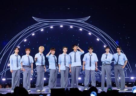 （左から）ＪＯＳＨＵＡ、ＳＥＵＮＧＫＷＡＮ、ＴＨＥ　８、ＤＩＮＯ、ＶＥＲＮＯＮ、ＭＩＮＧＹＵ、Ｓ．ＣＯＵＰＳ、ＤＫ、ＪＵＮ　（Ｐ）＆（Ｃ）　ＰＬＥＤＩＳ　Ｅｎｔｅｒｔａｉｎｍｅｎｔ