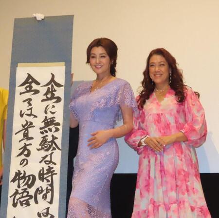 直筆の掛け軸を披露した藤原紀香（左）とＬｉＬｉＣｏ