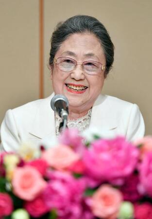 ２０１７年４月、旭日小綬章受章の喜びを語る佐藤愛子さん＝東京都内のホテル