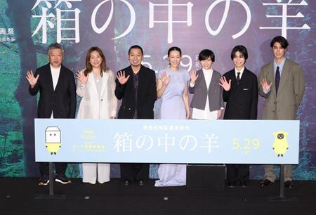 完成を喜ぶ（左から）是枝裕和監督、野呂佳代、大悟、綾瀬はるか、桒木里夢、柊木陽太、寛一郎＝東京・ＴＯＨＯシネマズ六本木ヒルズ（撮影・金田祐二）